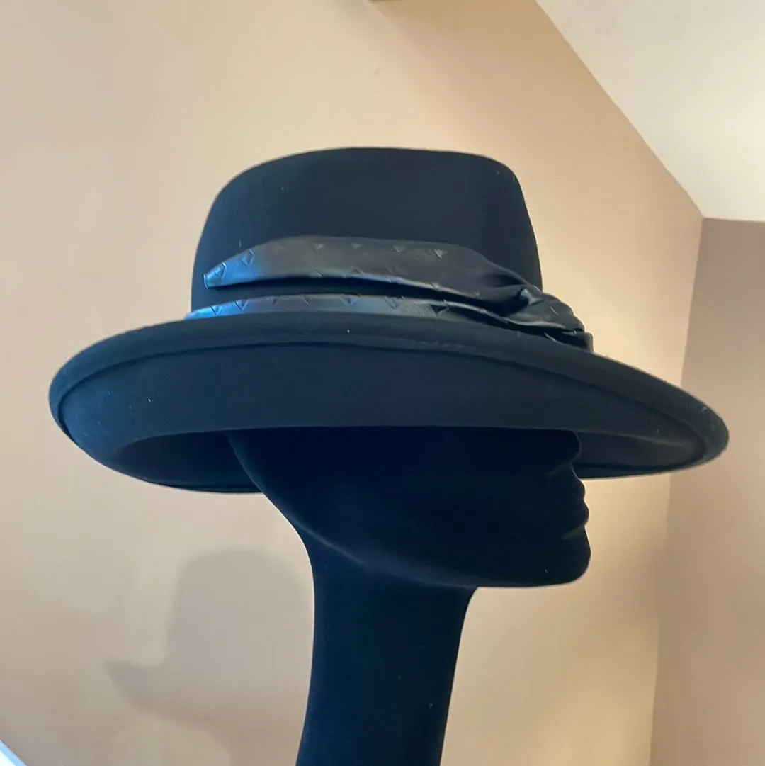 Adjustable Tilted Fedora