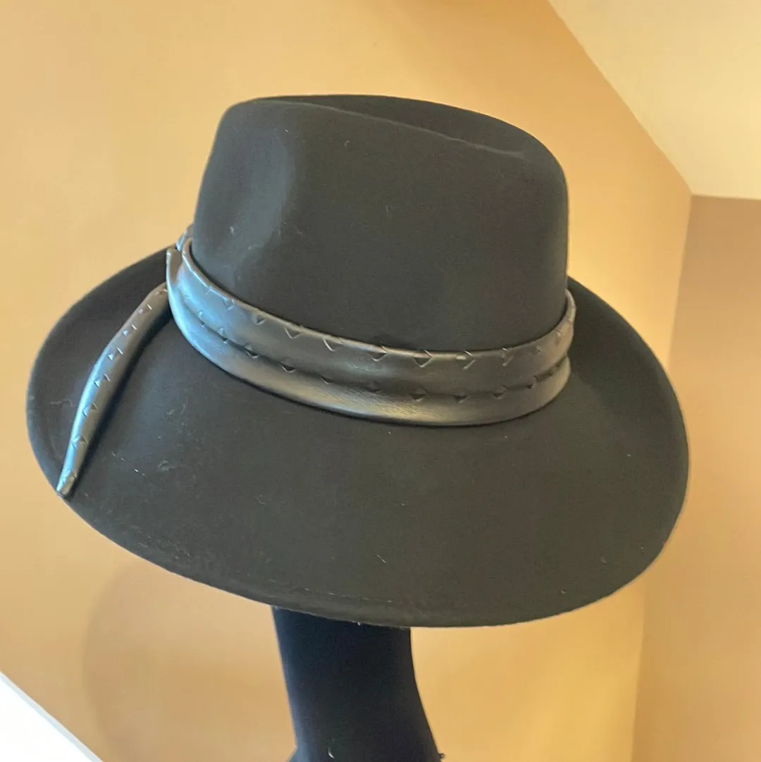 Adjustable Tilted Fedora