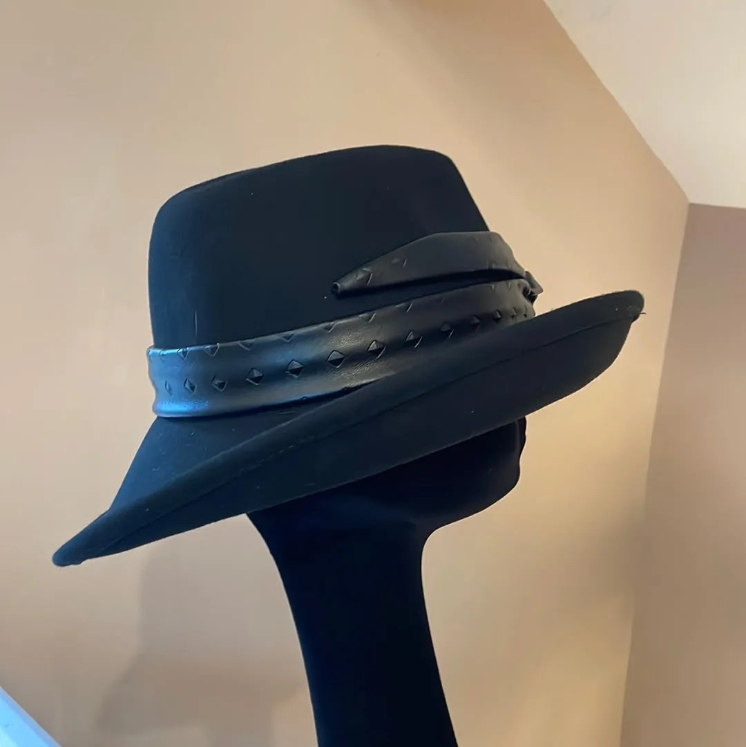 Adjustable Tilted Fedora