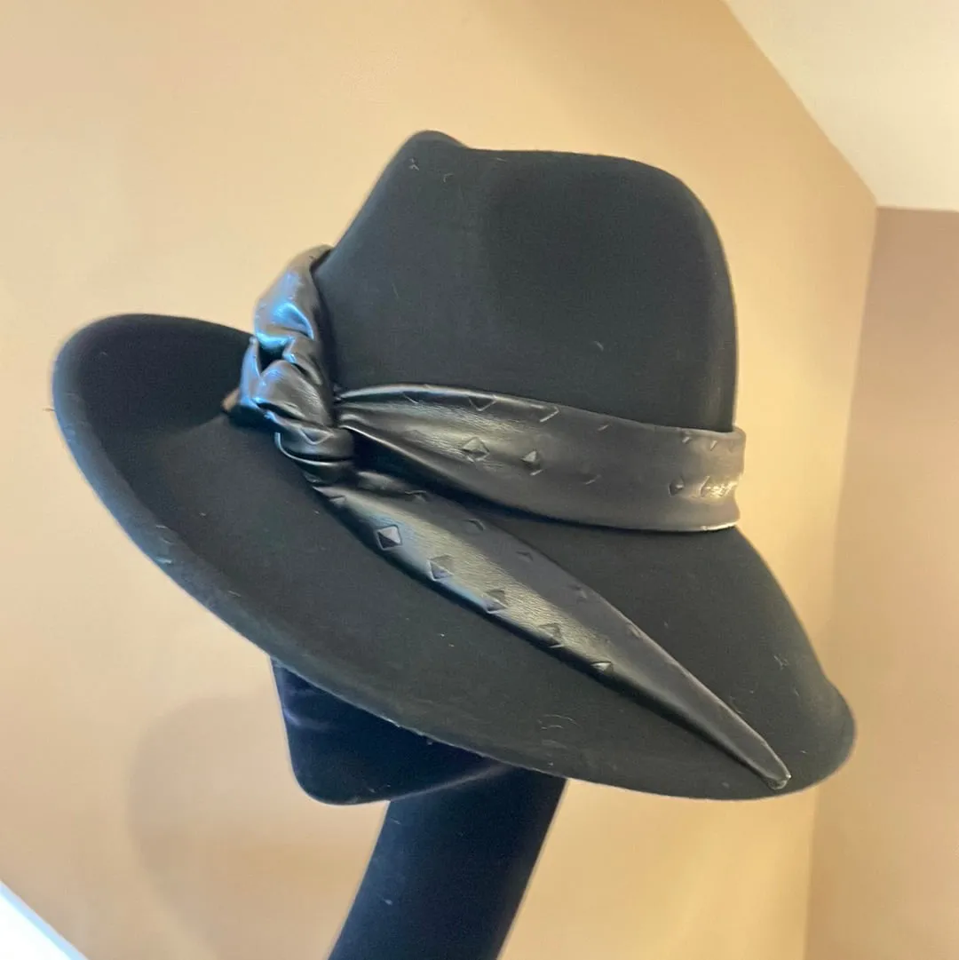 Adjustable Tilted Fedora